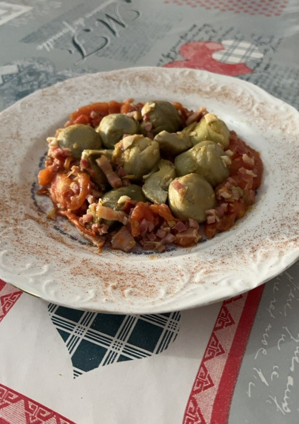Una foto de Alcachofas salteadas con jamón bacon y tomate