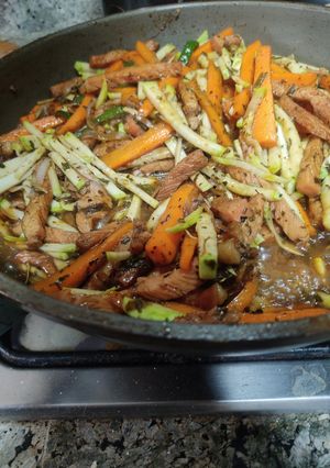 Una foto de Chuletas Ahumadas con Verduras en Salsa y Arroz Blanco