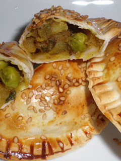 Una foto de Samosas, empanadillas indias (una variación)