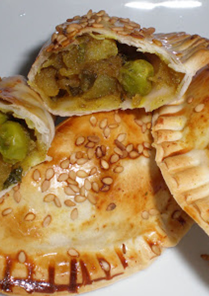Una foto de Samosas, empanadillas indias (una variación)
