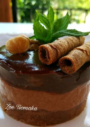 Φωτογραφία της συνταγής Cheesecake με Πραλίνα Φουντουκιού και Πουράκια Σοκολάτας