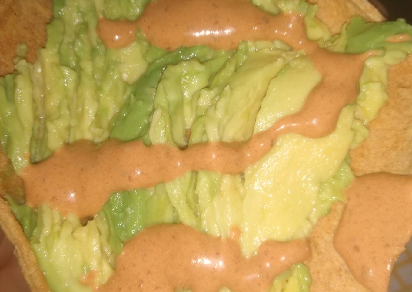 Tostada de aguacate con aderezo (las matahambre)🤤