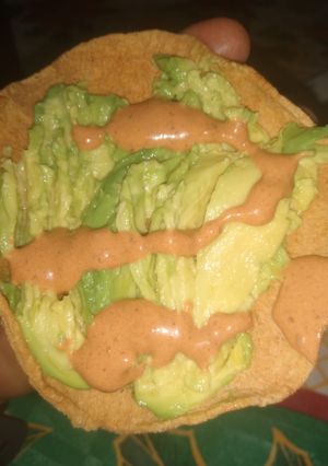 Una foto de Tostada de aguacate con aderezo (las matahambre)🤤
