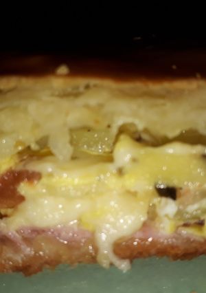 Una foto de Tarta de jamón y queso con huevo, cebolla y papa