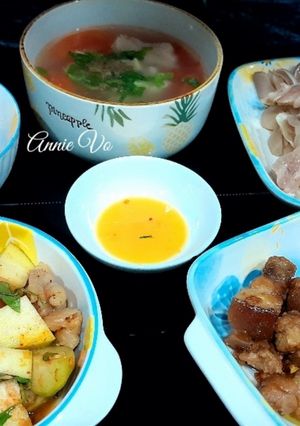 Hình của món Cơm nhà có món chân gà và tai heo giòn ngon.