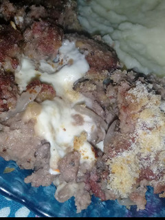 Una foto de Pan de carne con puré de papa 😋🐽