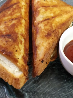 ચીઝ ટોસ્ટ (Cheese Toast Recipe in Gujarati) રેસીપી મુખ્ય ફોટો