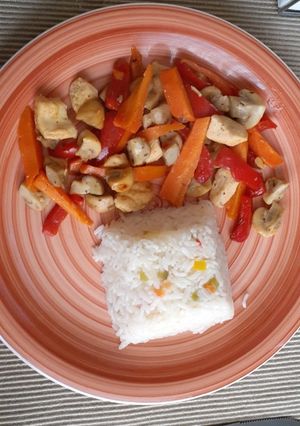 Una foto de Arroz con pollo más verduras