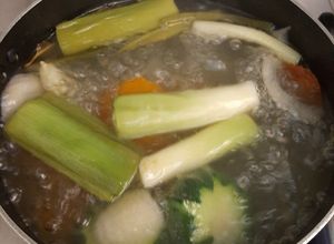 Una foto de Caldo de verduras (perfecto para risotto)