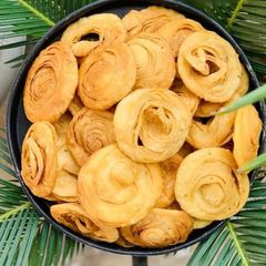 A picture of Crunchy Layered Mathri.