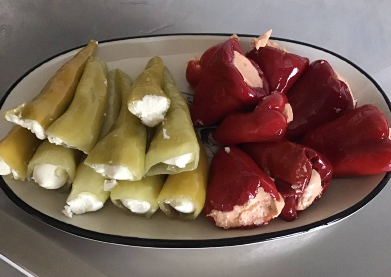 Piments verts doux à la brousse et minis poivrons rouges farcis fromage frais tomates