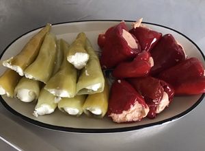 Une photo de Piments verts doux à la brousse et minis poivrons rouges farcis fromage frais tomates