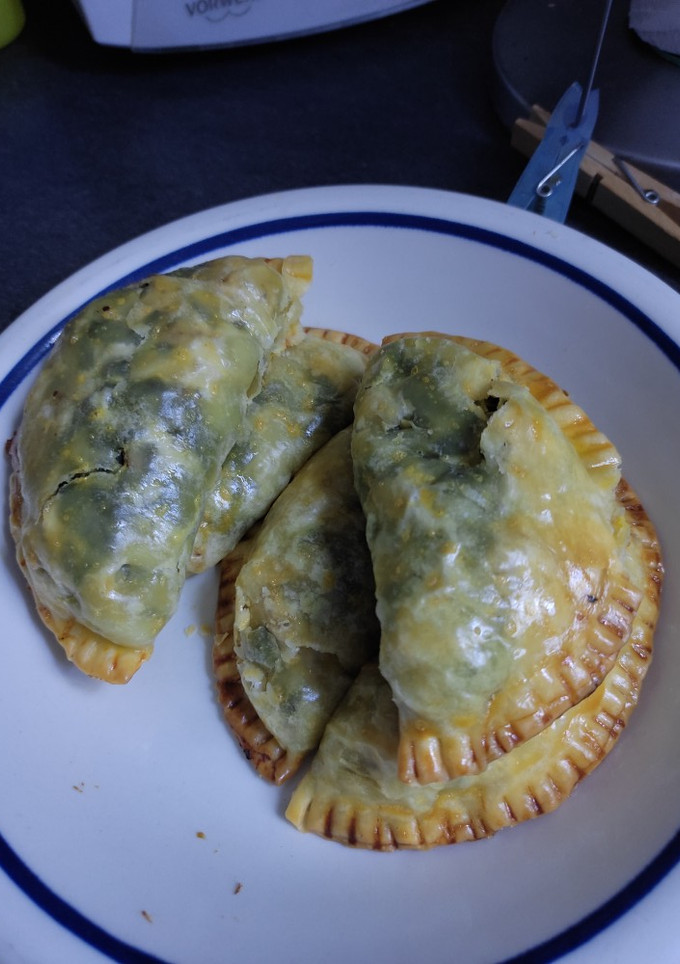 Una foto de Empanadillas de espinacas, bacon y queso de cabra