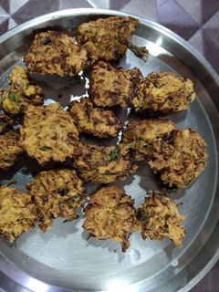 कोबीचे पकोडे (kobiche pakode recipe in marathi) रेसिपी चे मुख्य फोटो