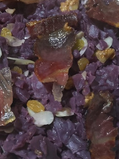Una foto de Lombarda con frutos secos y jamón