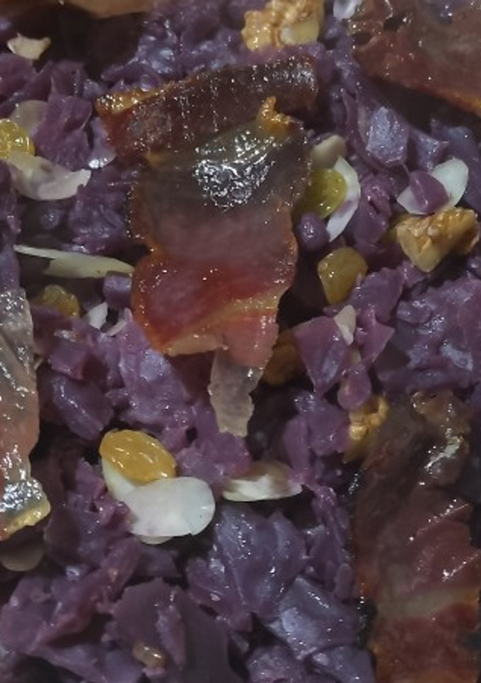 Una foto de Lombarda con frutos secos y jamón