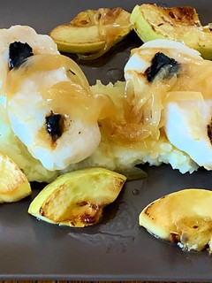 Una foto de Merluza al horno con ajo negro