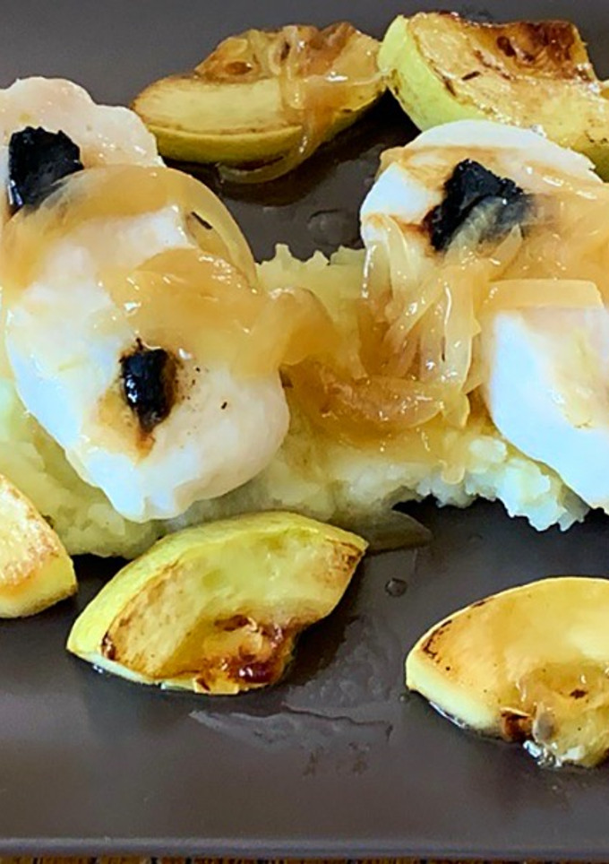 Una foto de Merluza al horno con ajo negro