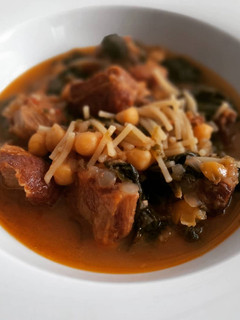 Una foto de Costillas con garbanzos, fideos y espinacas