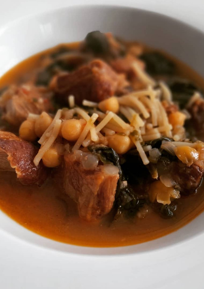 Una foto de Costillas con garbanzos, fideos y espinacas