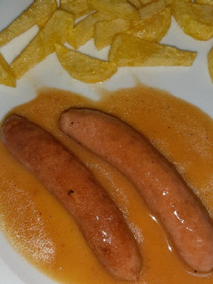 Una foto de Salchichas de pollo en salsa de cebolla
