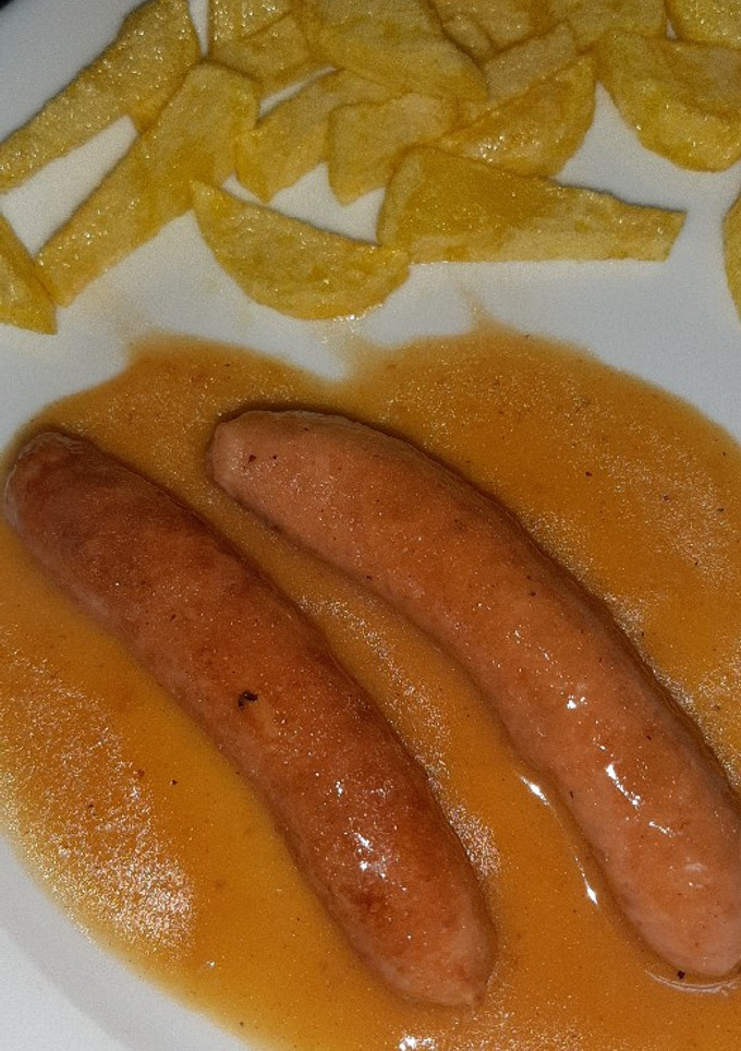 Una foto de Salchichas de pollo en salsa de cebolla