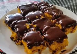 Bolo cenoura fofinho com cobertura de chocolate