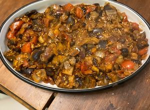Una foto de Caponata Siciliana di Melanzane (caponata siciliana de berenjenas) 🇮🇹