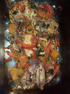 Una foto de Hoy mi plato del día fue pollo con vegetales al horno 😋😊😊