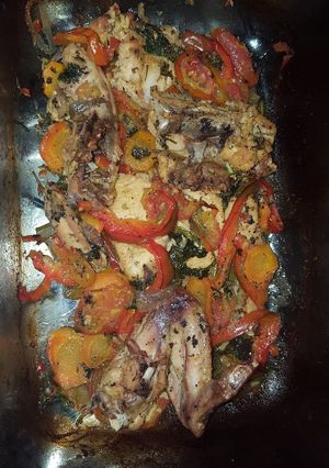 Una foto de Hoy mi plato del día fue pollo con vegetales al horno 😋😊😊