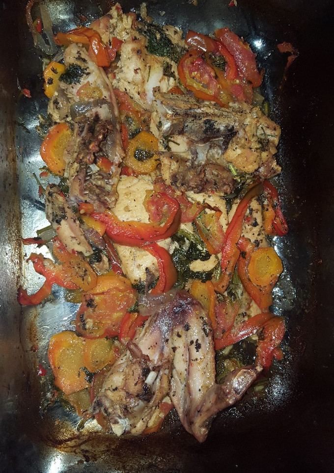 Una foto de Hoy mi plato del día fue pollo con vegetales al horno 😋😊😊