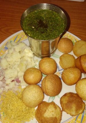 A picture of Aate ke golgappe.
