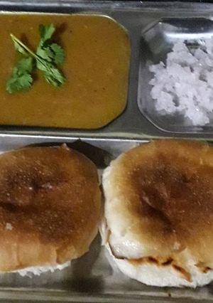 પાઉં ભાજી (Pau Bhaji Recipe In Gujarati) રેસીપી મુખ્ય ફોટો
