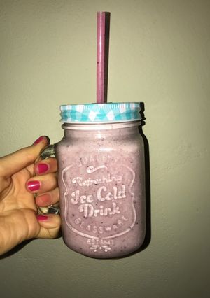 Una foto de Licuado de banana, frutillas y arándanos!