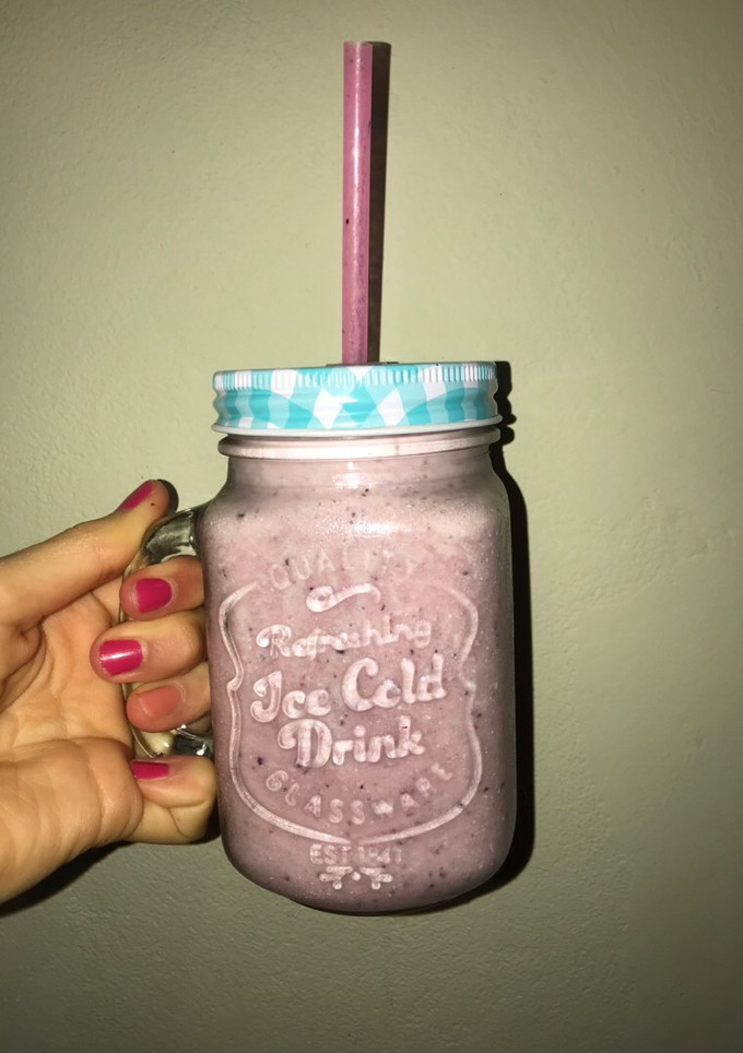 Una foto de Licuado de banana, frutillas y arándanos!