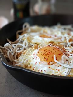 Una foto de Huevos fritos felices con gulas y escamas de pimentón