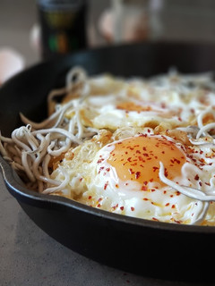 Una foto de Huevos fritos felices con gulas y escamas de pimentón