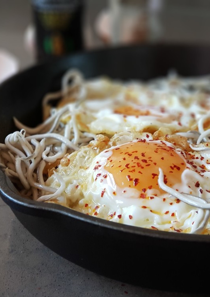 Una foto de Huevos fritos felices con gulas y escamas de pimentón