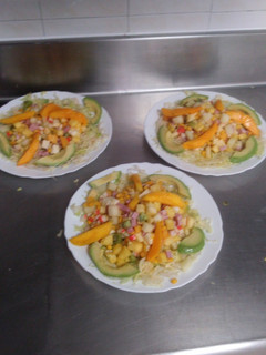 Una foto de Ensalada tropical con salsa rosa