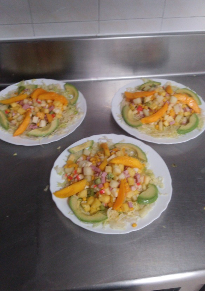Una foto de Ensalada tropical con salsa rosa