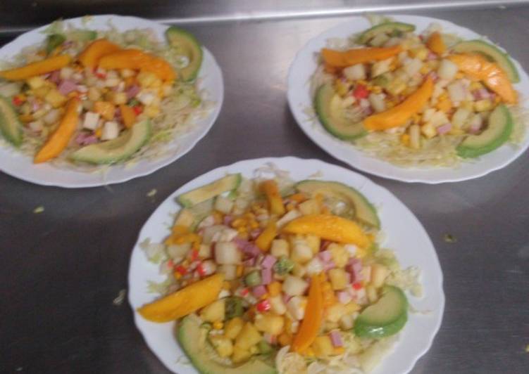 Ensalada tropical con salsa rosa
