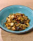 Wok de berenjena con garbanzos, tomate seco y queso feta