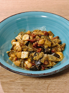 Una foto de Wok de berenjena con garbanzos, tomate seco y queso feta
