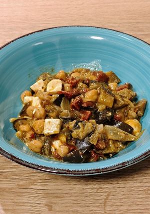 Foto principal de Wok de berenjena con garbanzos, tomate seco y queso feta