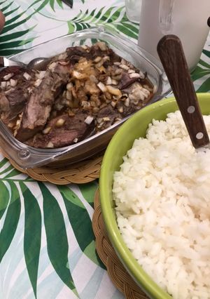 Una foto de Carne ala cebolla con arroz