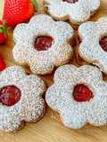 Biscotti “occhio di bue” alla fragola senza glutine e senza lattosio