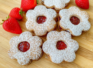 Foto di Biscotti “occhio di bue” alla fragola senza glutine e senza lattosio