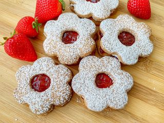 Biscotti “occhio di bue” alla fragola senza glutine e senza lattosio