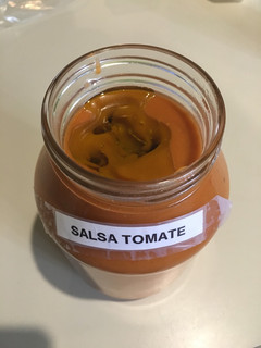 Una foto de Salsa de Tomates sazonada con hierbas deshidratadas