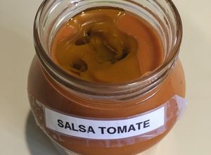 Una foto de Salsa de Tomates sazonada con hierbas deshidratadas